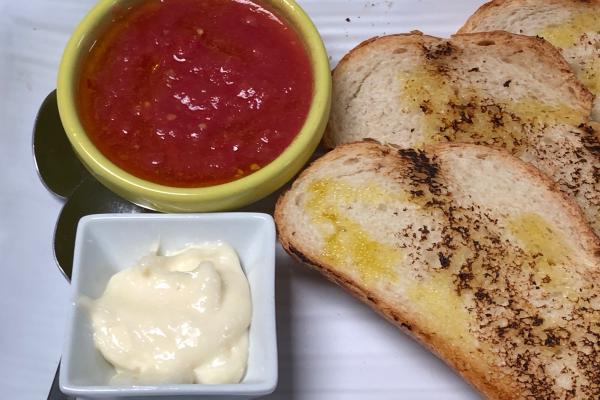 Pan tostado, tomate y ajoaceite
